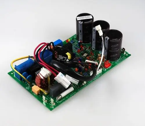 Steuerplatine mit mehreren Anschlüssen, Relais und Kondensatoren, hergestellt von Remko, zur Regelung elektronischer Geräte.