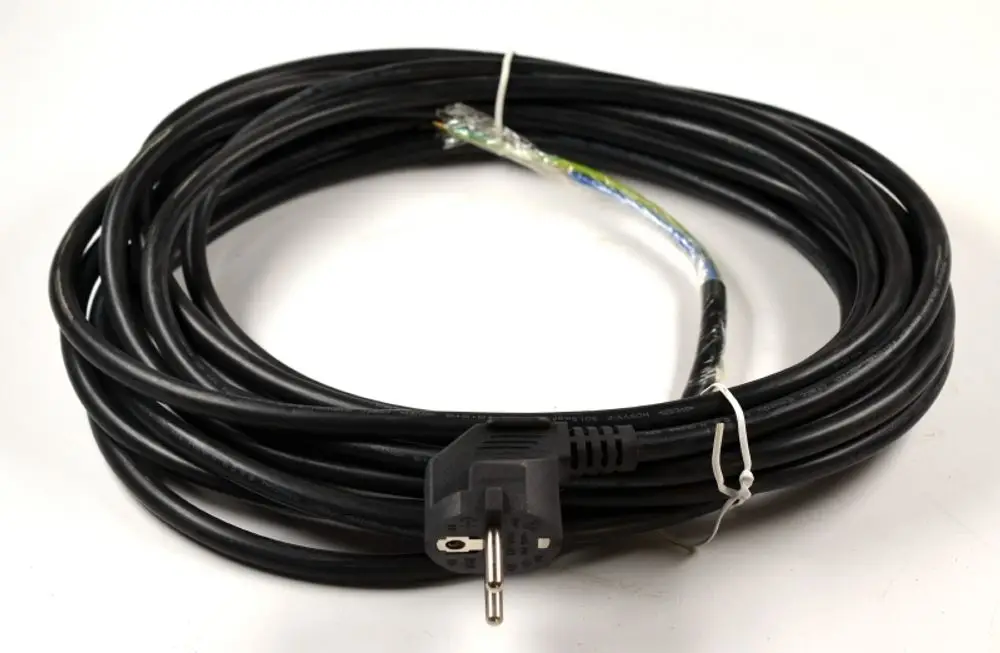 Netzkabel mit Stecker, schwarz, aufgerollt. Die sichtbaren Anschlussdetails weisen auf die Marke Remko hin. Anleitung zur Nutzung und Sicherheit sind nicht sichtbar.