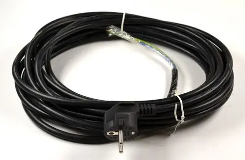 Netzkabel mit Stecker, schwarz, aufgerollt. Die sichtbaren Anschlussdetails weisen auf die Marke Remko hin. Anleitung zur Nutzung und Sicherheit sind nicht sichtbar.