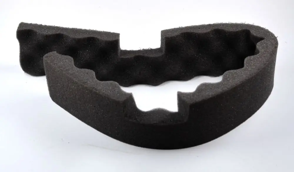 Schwarzer Schaumstoffring mit welliger Struktur, möglicherweise von Remko, zur Schall- oder Vibrationsdämmung.