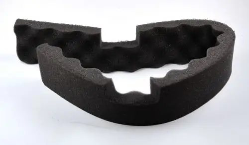 Schwarzer Schaumstoffring mit welliger Struktur, möglicherweise von Remko, zur Schall- oder Vibrationsdämmung.