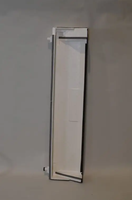 Kondensatwanne von Remko in länglicher Form, erkennbar an einer weißen Kunststoffoberfläche mit einer grauen Umrandung. Clearer Aufbau ohne zusätzliche Merkmale.