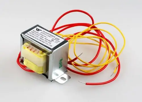 Transformator mit mehreren Kabeln, von der Marke Remko, mit markierter Eingangs- und Ausgangsspannung auf dem Gehäuse, geeignet für verschiedene elektrische Anwendungen.