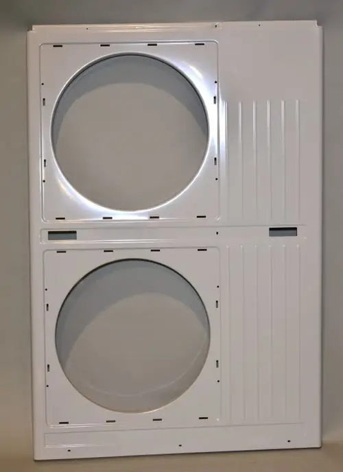 Remko-Vorderwand, weiß mit zwei runden Ausschnitten oben und unten. Flache Oberflächenstrukturen seitlich, geeignet für Geräteinstallation oder als Ersatzteil.