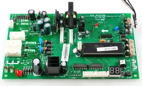 Steuerplatine von Remko mit verschiedenen Bauelementen, darunter Kondensatoren, Chips und Steckverbindungen, sowie einem digitalem Display auf der Platine.