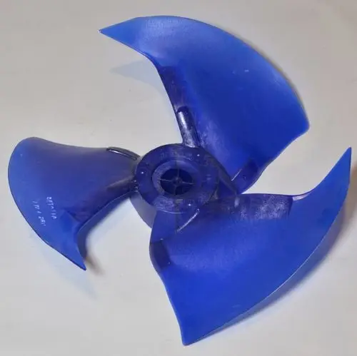 Blauer Ventilatorflügel mit drei Klingen, hergestellt von Remko. Der Flügel ist aus Kunststoff und zeigt angebrachte Halterungen zur Befestigung.