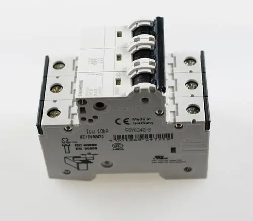 Siemens LS-Automat mit mehreren Anschlussklemmen und einer Beschriftung auf der Rückseite, gefertigt in Deutschland. Möglicherweise ein Modell von Remko verwendet.