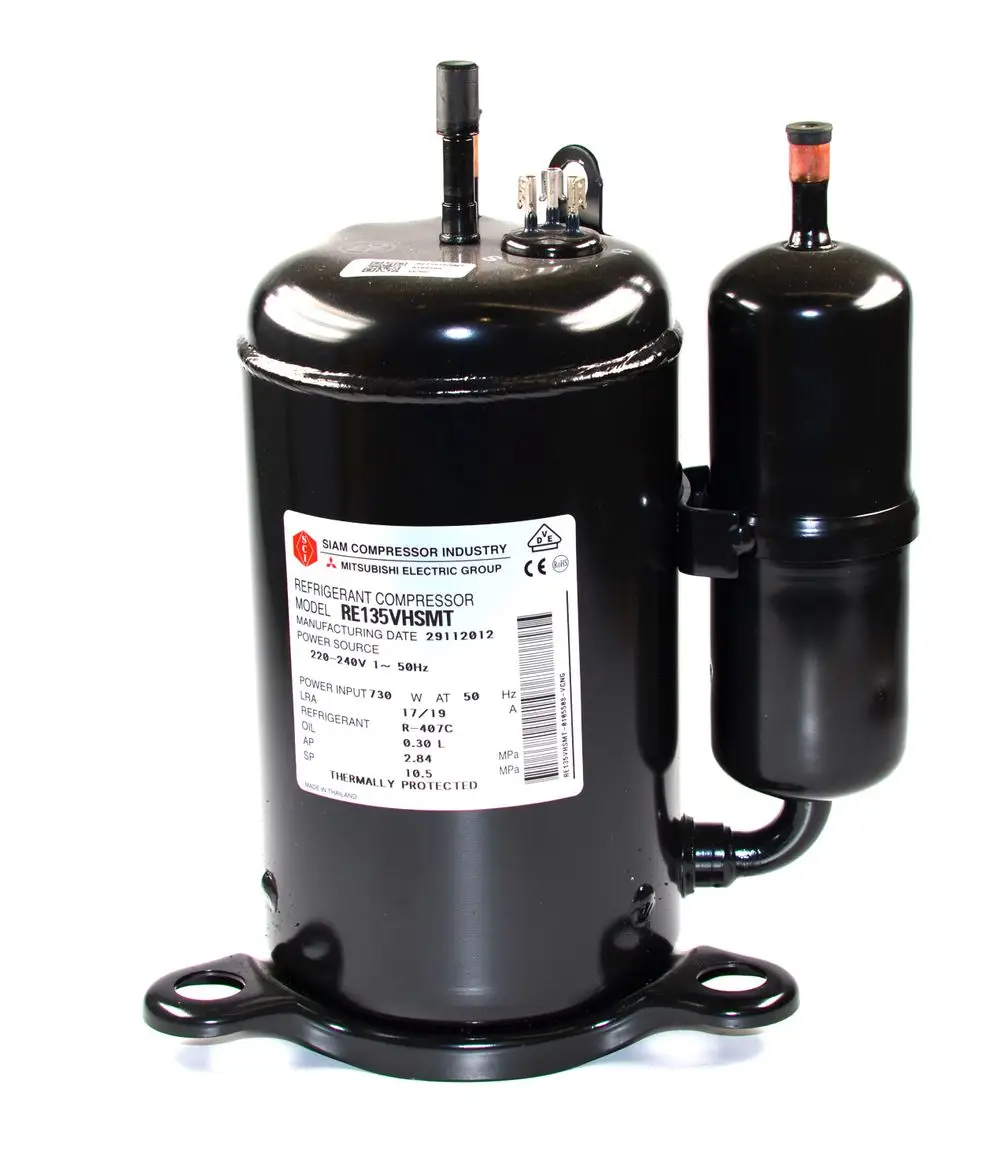 Schwarzer Kompressor mit einer Kennzeichnung und Anschlussstellen, gefertigt von Siam Compressor Industry, Teil der Mitsubishi Electric Group, geeignet für Kältetechnik.