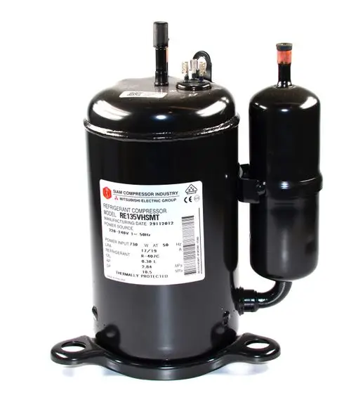 Schwarzer Kompressor mit einer Kennzeichnung und Anschlussstellen, gefertigt von Siam Compressor Industry, Teil der Mitsubishi Electric Group, geeignet für Kältetechnik.