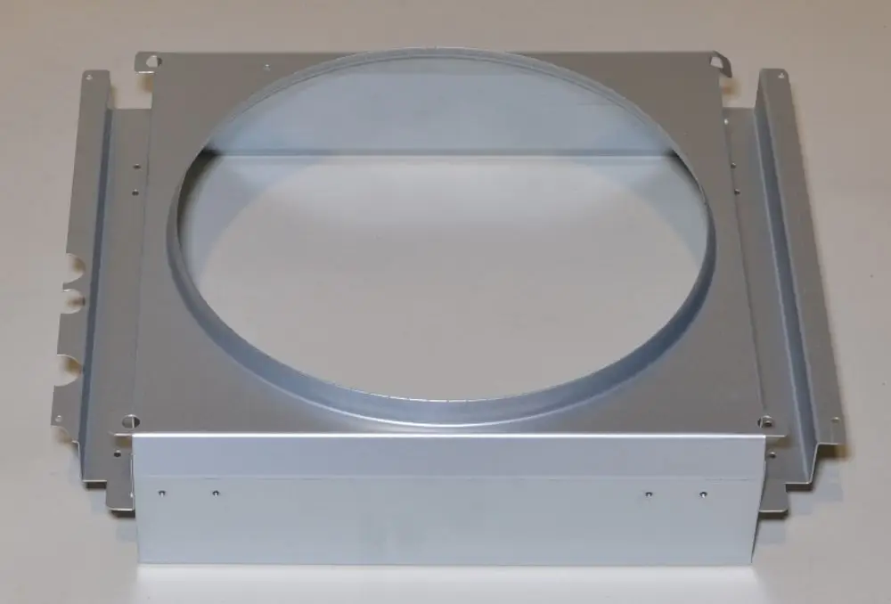Metallisches Gehäuse mit kreisrundem Ausschnitt, geeignet für Ventilatoren, präsentiert von Remko, mit Montageflächen an den Seiten und einer glatten Oberflächenstruktur.