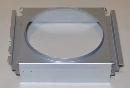 Metallisches Gehäuse mit kreisrundem Ausschnitt, geeignet für Ventilatoren, präsentiert von Remko, mit Montageflächen an den Seiten und einer glatten Oberflächenstruktur.