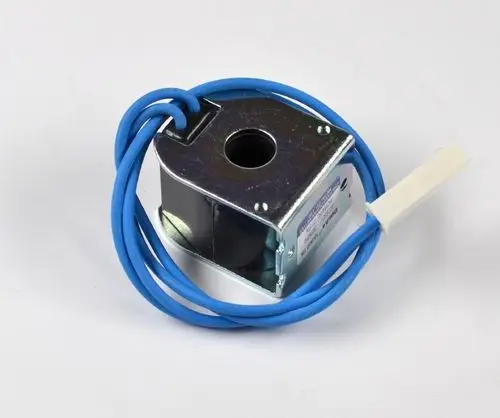 Magnetventilspule mit zwei blauen Anschlusskabeln. Die Bauform ist quadratisch mit einer Öffnung an der Oberseite. Hersteller: Remko.