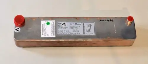 Remko Verdampfer mit zwei roten Anschlusskappen und einer Metalloberfläche, beschriftet mit technischen Informationen und einer Seriennummer.