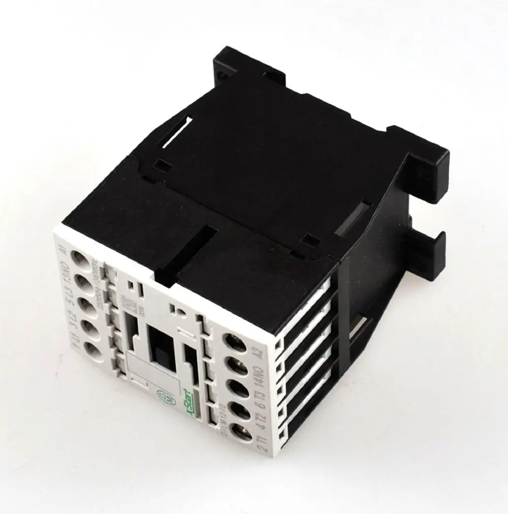Schütz von Remko, rechteckige Bauform mit mehreren Anschlüssen, geeignet für elektrische Anwendungen, Abschluss aus schwarzem Kunststoff, Montage ohne sichtbare Befestigungselemente.