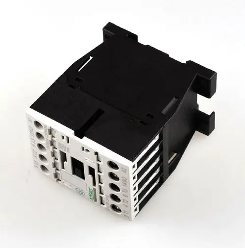 Schütz von Remko, rechteckige Bauform mit mehreren Anschlüssen, geeignet für elektrische Anwendungen, Abschluss aus schwarzem Kunststoff, Montage ohne sichtbare Befestigungselemente.