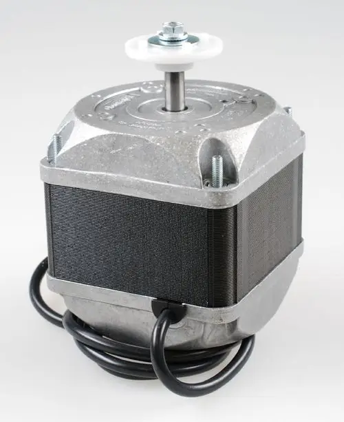 Ein Ventilatormotor mit einem kugelgelagerten Achsantrieb, aus Metall und Kunststoff, abgebildet auf einem weißen Hintergrund. Produkt von Remko.