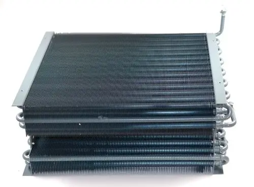 Lamellen-Tauscherpaket von Remko, bestehend aus mehreren parallel angeordneten Lamellen und Rohrleitungen, für Kühl- oder Heizsysteme eingesetzt.