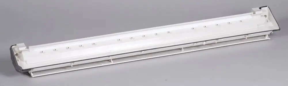 Kondensatwanne von Remko, langgestreckt und in Weiß, mit mehreren Halterungen und einer durchgehenden Öffnung für die Ableitung von Kondensat.