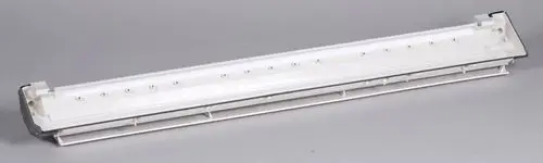 Kondensatwanne von Remko, langgestreckt und in Weiß, mit mehreren Halterungen und einer durchgehenden Öffnung für die Ableitung von Kondensat.