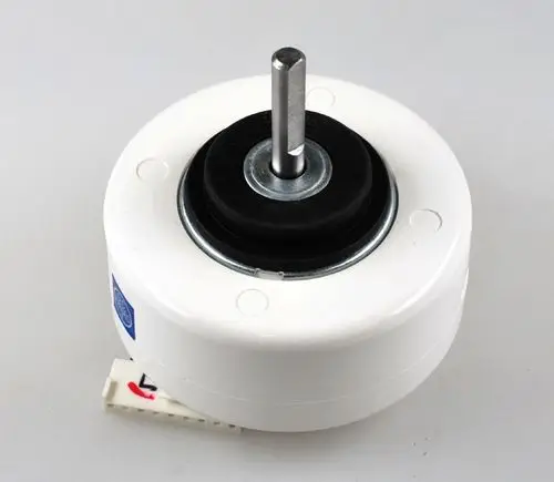 Remko Ventilatormotor mit flachem Gehäuse und mittiger Achse. Der Motor verfügt über ein schwarzes Gummilager und ist für verschiedene Anwendungen geeignet.