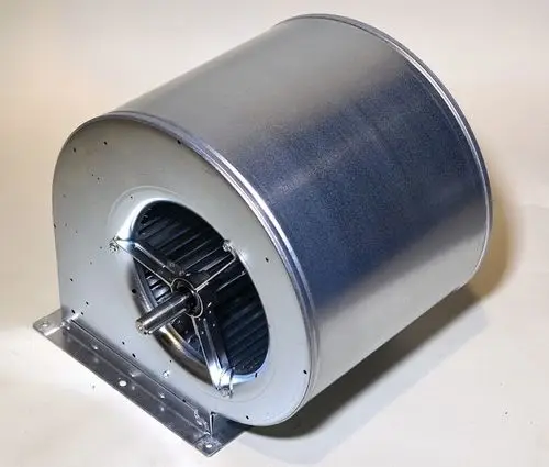 Radialventilator in metallischer Ausführung, typische Bauform für Lüftungsanwendungen, hergestellt von Remko. Der Ventilator hat einen zentralen Antrieb und ist auf einer Grundplatte montiert.