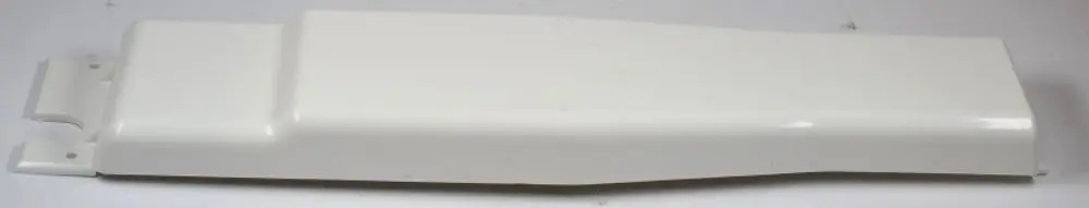Weißes Kunststoffteil mit schmaler, länglicher Form. Es könnte eine Abdeckung für Verbindungsleitungen von Remko-Geräten sein.