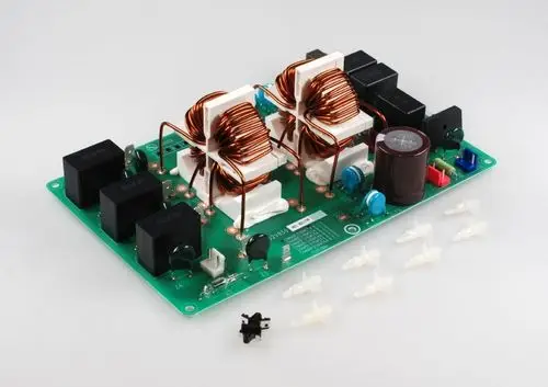 Elektronische Platine mit mehreren Transformatoren, Relais und Kondensatoren, hergestellt von Remko. Sichtbare Anschlussklemmen und Montagestrukturen sind vorhanden.