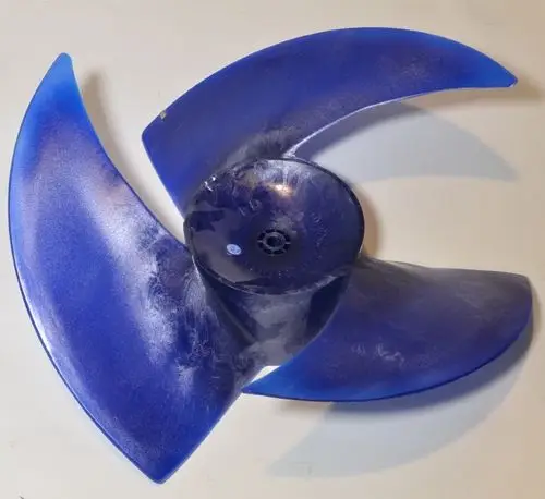 Remko Ventilatorflügel in Blau mit drei gebogenen Klingen und zentraler Befestigung. Geeignet für lufttechnische Anwendungen.