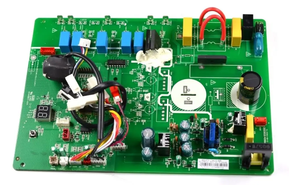 Steuerplatine von Remko mit verschiedenen Bauteilen, darunter Kondensatoren, Stecker und ein Display. Die Platine ist grün und hat mehrere elektrische Anschlüsse.