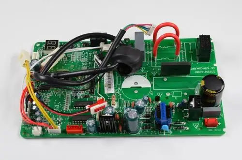 Steuerplatine mit elektronischen Komponenten und Kabelverbindungen, verwendet in Geräten der Marke Remko. Das Bild zeigt die Platine ohne spezifische Modellbezeichnung.
