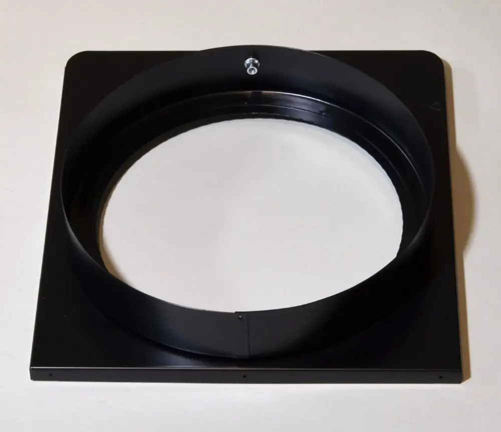 Schwarze Metallplatte mit rundem Ausblasstutzen, möglicherweise für Heizungs- oder Klimaanlage. Produkt von Remko, klar strukturiert ohne zusätzliche Merkmale.