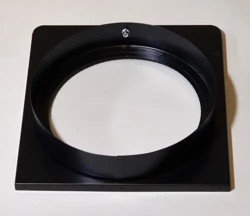 Schwarze Metallplatte mit rundem Ausblasstutzen, möglicherweise für Heizungs- oder Klimaanlage. Produkt von Remko, klar strukturiert ohne zusätzliche Merkmale.