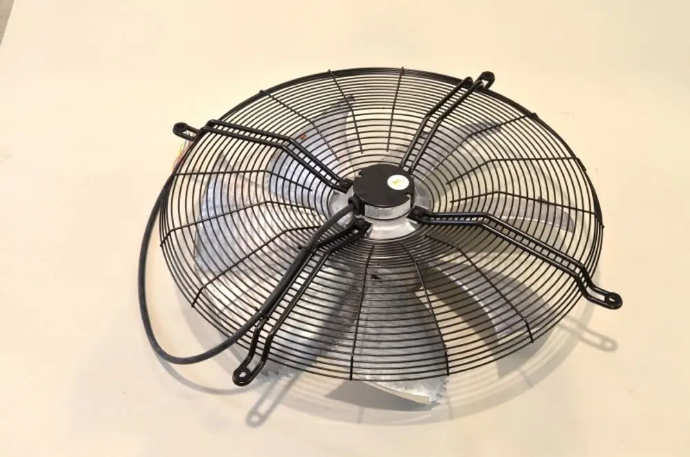 Remko Ventilator mit einem runden Gitter aus Metall und einem zentralen Motor. Er hat mehrere Halterungen für die Montage und ist für die Luftzirkulation konzipiert.