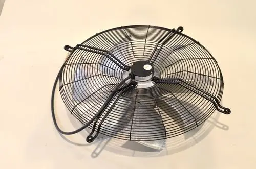Remko Ventilator mit einem runden Gitter aus Metall und einem zentralen Motor. Er hat mehrere Halterungen für die Montage und ist für die Luftzirkulation konzipiert.
