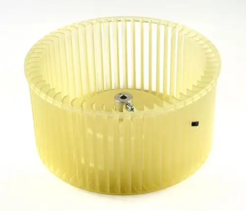 Ventilatorrad aus transparentem Kunststoff mit mehreren vertikalen Rippen, mittig eine Achse zur Montage. Produkt von Remko, geeignet für Luftzirkulation in verschiedenen Anwendungen.