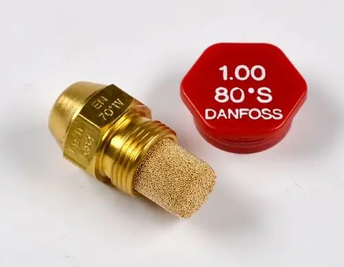 Öldüse mit feiner Metallschicht in goldener Farbe, präsentiert neben rotem Schutzdeckel mit Markierung. Produkt von Danfoss, Anwendung in Heizsystemen.