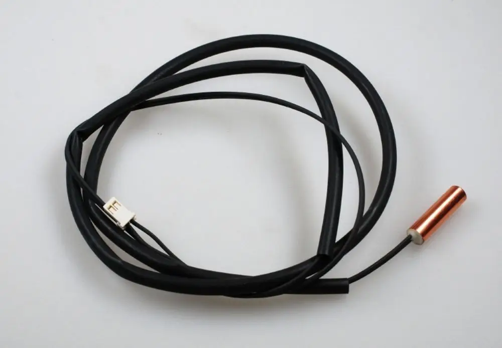 Schwarzes Kabel mit einem Verbindungselement und einem metallischen Sensor von Remko, der für die Überwachung von Heißgas verwendet wird.