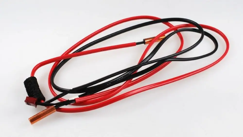 Rote und schwarze Kabel mit einem Kupferkontakt und einem isolierten Steckverbinder, präsentiert auf einem weißen Hintergrund. Produkt von Remko.