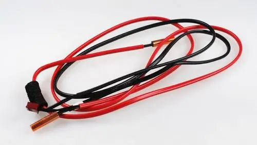 Rote und schwarze Kabel mit einem Kupferkontakt und einem isolierten Steckverbinder, präsentiert auf einem weißen Hintergrund. Produkt von Remko.