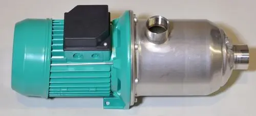 Umwälzpumpe mit einem grünen Elektromotor und einem verchromten Metallgehäuse, von der Marke Remko, zur Flüssigkeitsumwälzung in Heiz- oder Kühlsystemen.