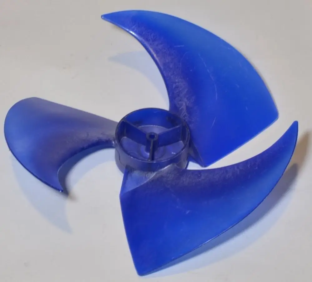 Blauer Ventilatorflügel von Remko mit drei langen Blättern, der für den Einsatz in einem Verflüssiger konzipiert ist. Der Flügel ist aus Kunststoff gefertigt.