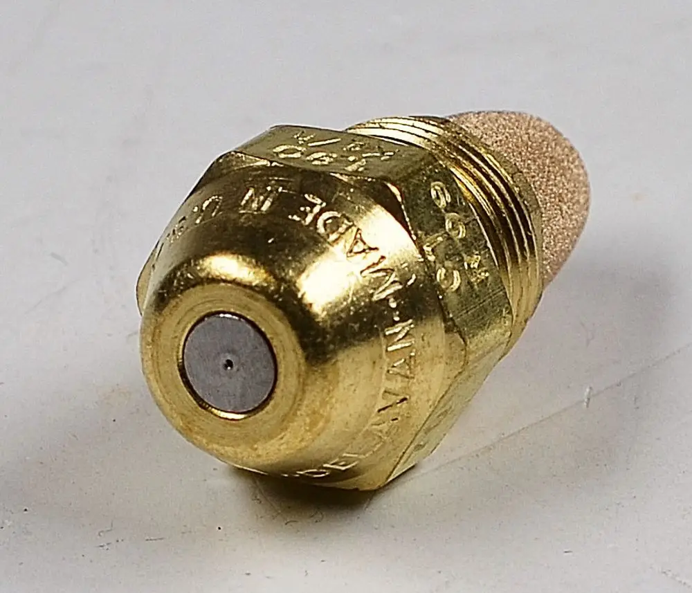 Öldüse aus Metall mit einer abgerundeten Spitze. Die Oberfläche zeigt markenspezifische Gravuren, typischerweise verwendet in Ölheizsystemen von Remko.
