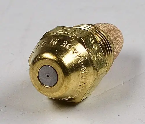 Öldüse aus Metall mit einer abgerundeten Spitze. Die Oberfläche zeigt markenspezifische Gravuren, typischerweise verwendet in Ölheizsystemen von Remko.