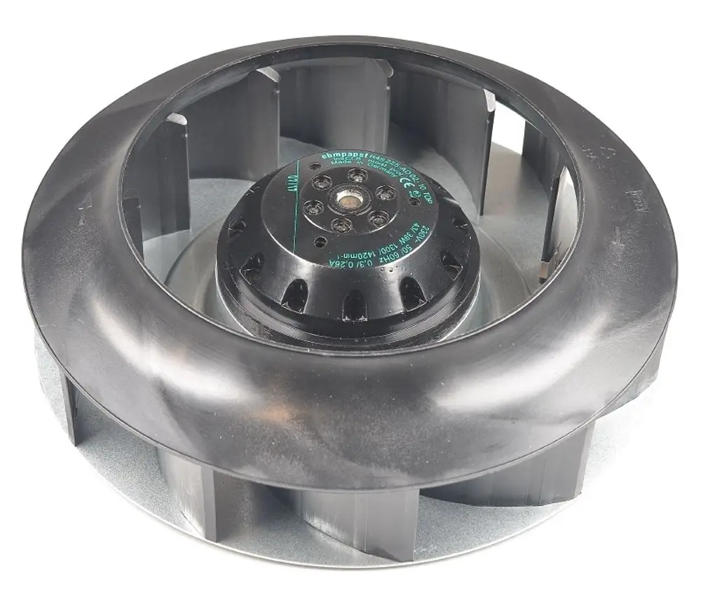 Remko Ventilator mit runden Klingen und zentralem Motor. Die Konstruktion besteht aus schwarzem Kunststoff und Metall, geeignet für verschiedene Anwendungen.