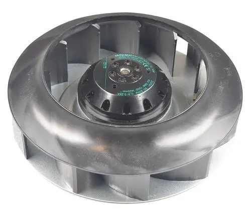 Remko Ventilator mit runden Klingen und zentralem Motor. Die Konstruktion besteht aus schwarzem Kunststoff und Metall, geeignet für verschiedene Anwendungen.