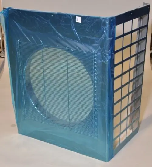 Ventilatorpaneel mit einer runden Öffnung und gitterartiger Struktur, vollständig in Plastikfolie verpackt. Produkt von Remko.