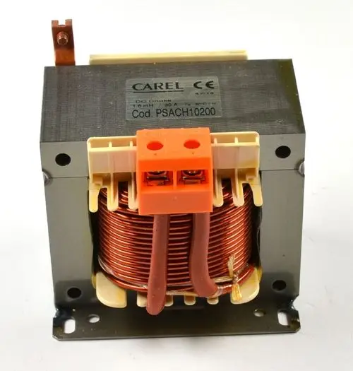 Remko DC-Drossel mit Kupferdrahtwicklung und Anschlussklemmen. Das Gerät ist für die Anwendung in elektronischen Schaltungen konzipiert.