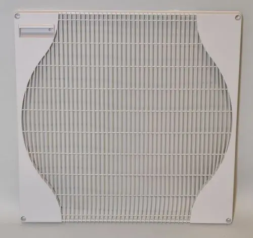 Weißes Lüftergitter mit vertikalen Lamellen, hergestellt von Remko. Das Gitter hat eine rechteckige Form und einen integrierten Griff auf der linken Seite.