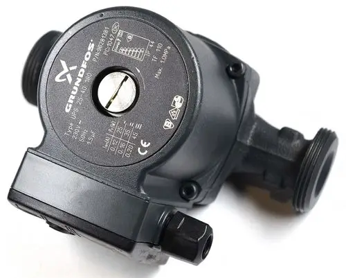 Schwarze Pumpe von Grundfos mit Anschlussgewinden, ausgestattet mit einem elektrischen Anschluss und Typenschild. Geeignet für Heizungsanwendungen.