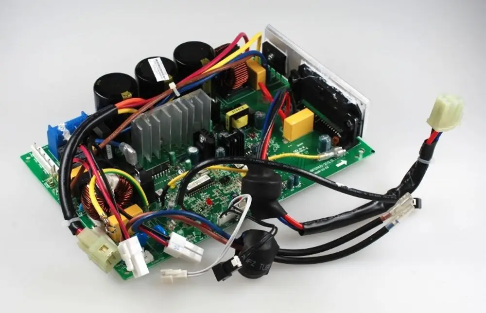 Steuerplatine mit verschiedenen Bauteilen und Kabeln, verwendet in Remko-Produkten. Die Platine zeigt Kühlkörper, Kondensatoren und mehrere Anschlussstecker.